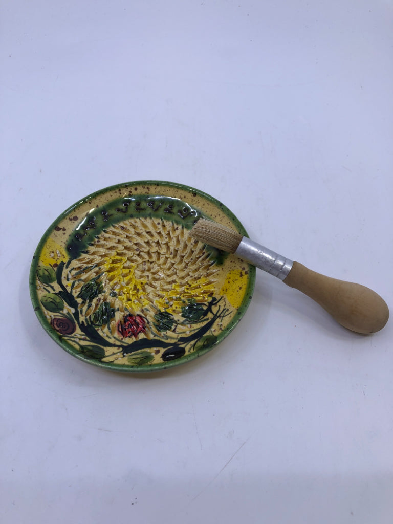 GREEN AND YELLOW GARLIC GRINDER W BRUSH.