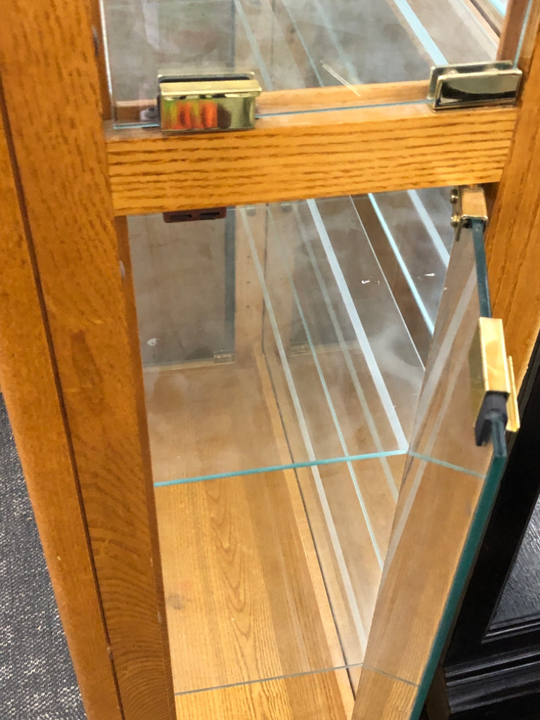 PULASKI 5-SHELF CURIO CABINET W/SIDE DOORS.