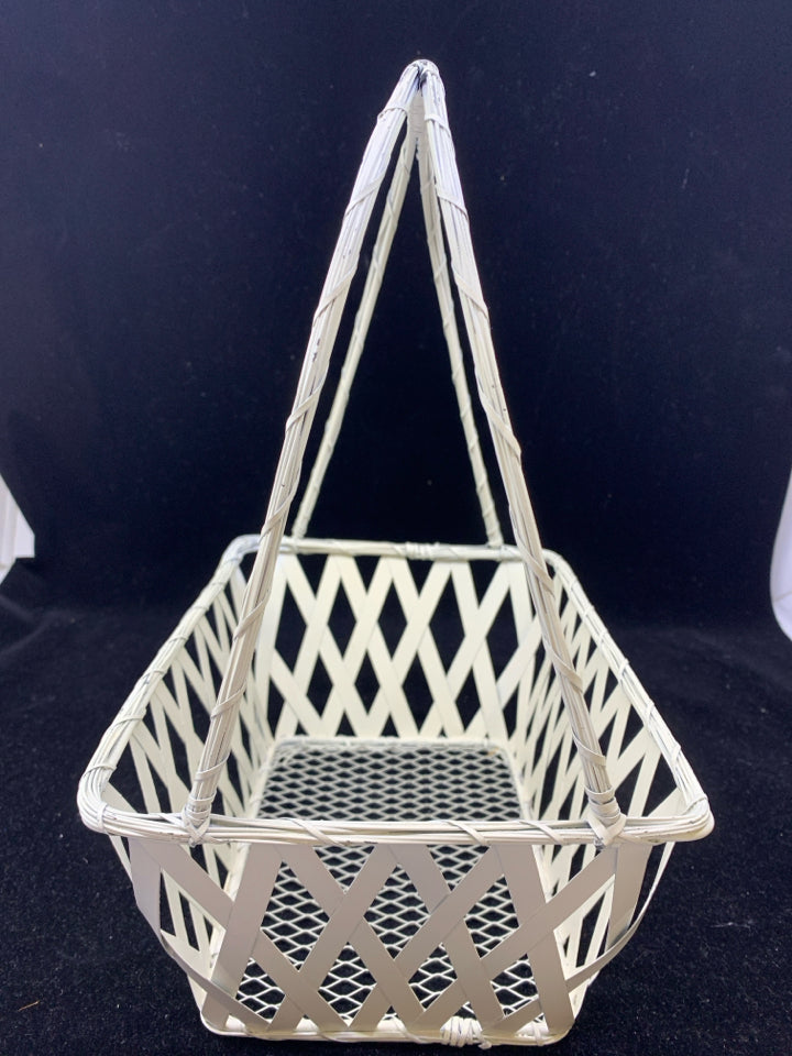 WHITE METAL BASKET W/ X DESIGN.