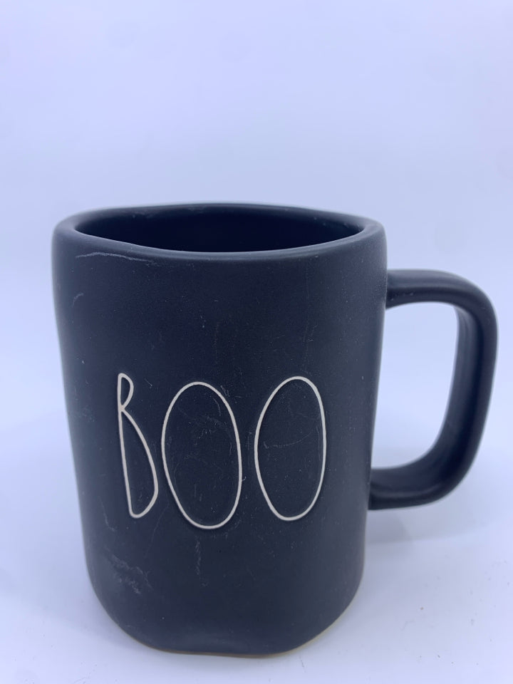 BLACK RAE DUNN BOO MUG.