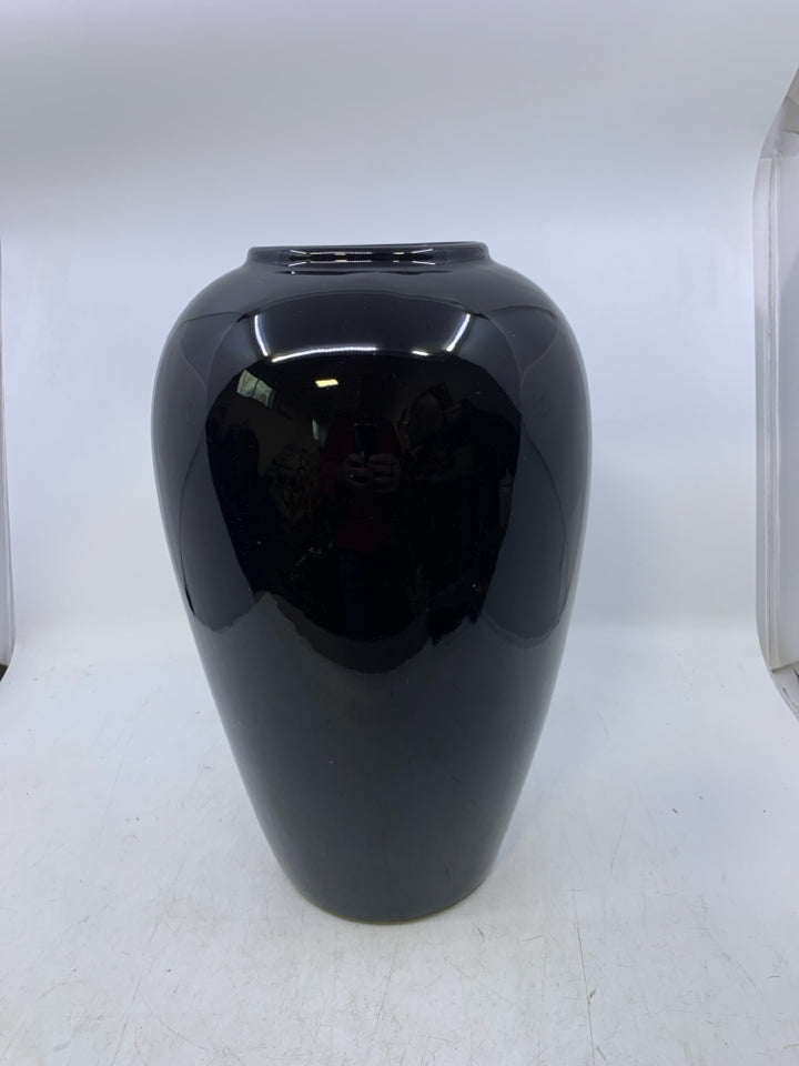 BLACK HEAVY VASE.