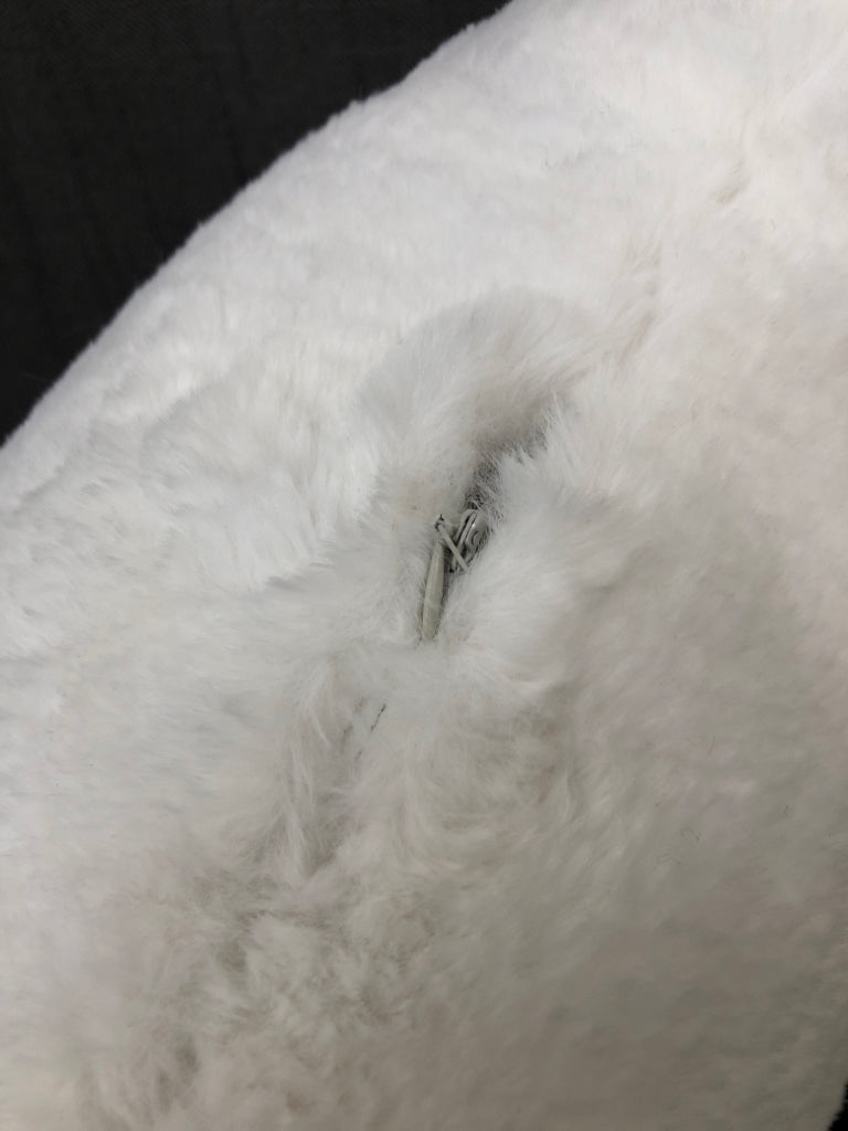 FAUX FUR WHITE PILLOW.