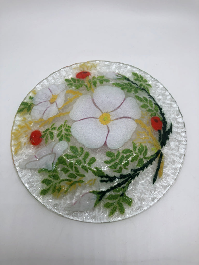 5 ASSORTED FUSED GLASS FLORAL DINNER PLATES.