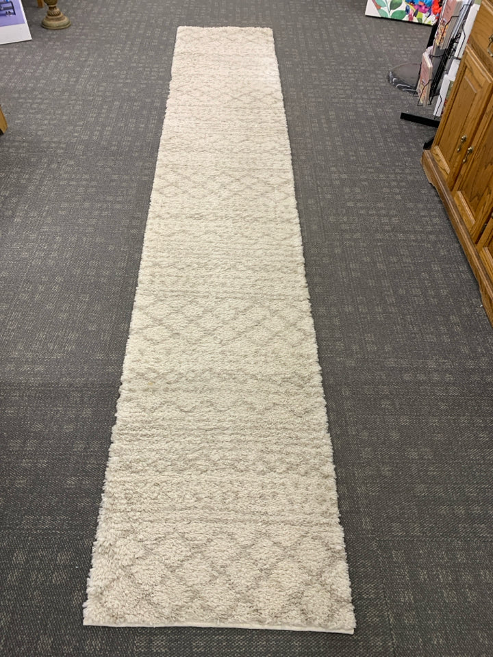 WHITE PATTERNED RUNNER RUG SAFAVIEH ARZONA SHAG.