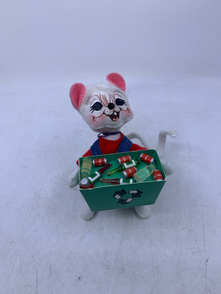 WHITE ANNALEE MOUSE HOLDING COCA COLA TRAY W/ OVERALLS.