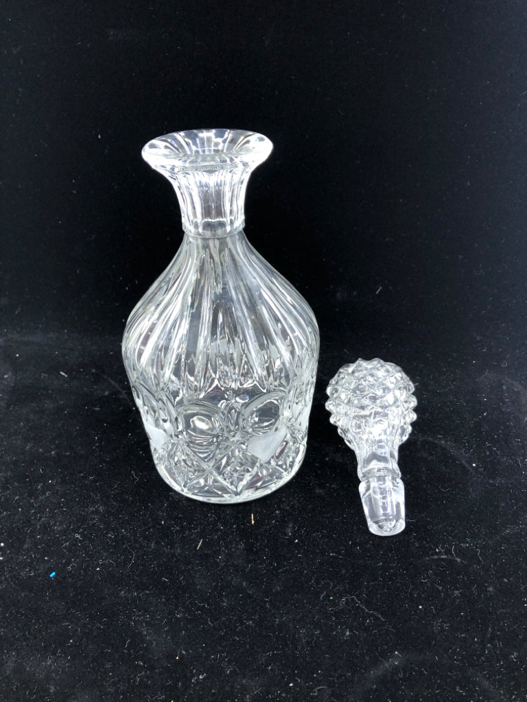 CUT GLASS DECANTER.