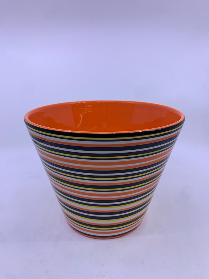 LARGE BLACK AND ORANGE CERAMIC POPCORN BOWL.