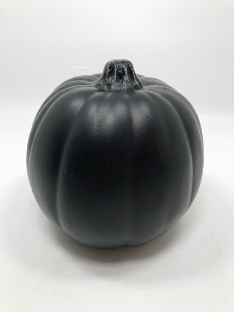BLACK FOAM PUMPKIN.