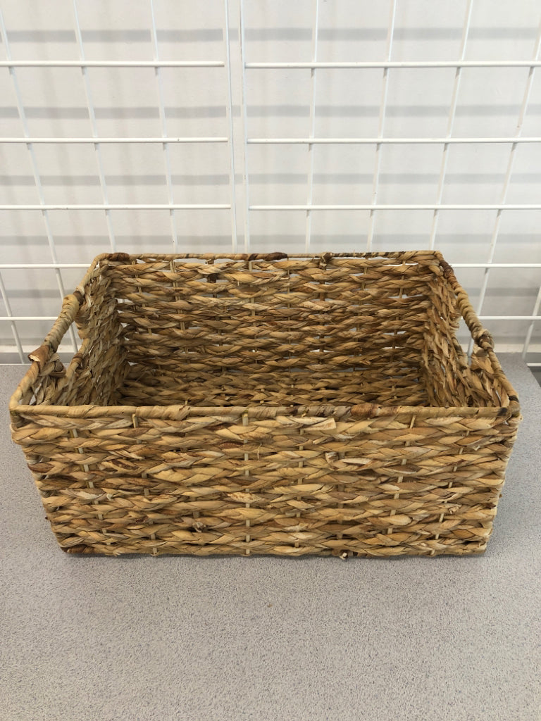 RECTANGLE WOVEN BASKET W/HANDLES.