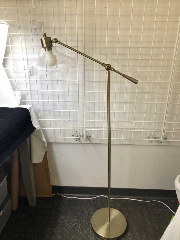 BRASS FLOOR LAMP W/GLASS SHADE.