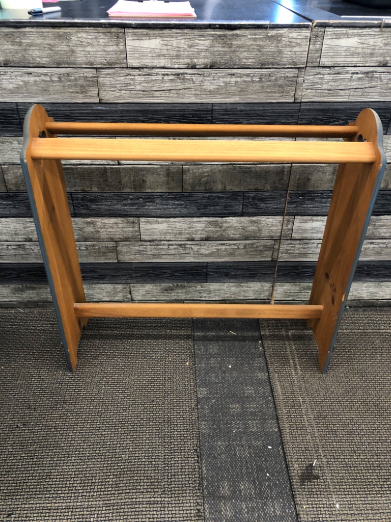 "COUNTRY QUILT" WOOD RACK.