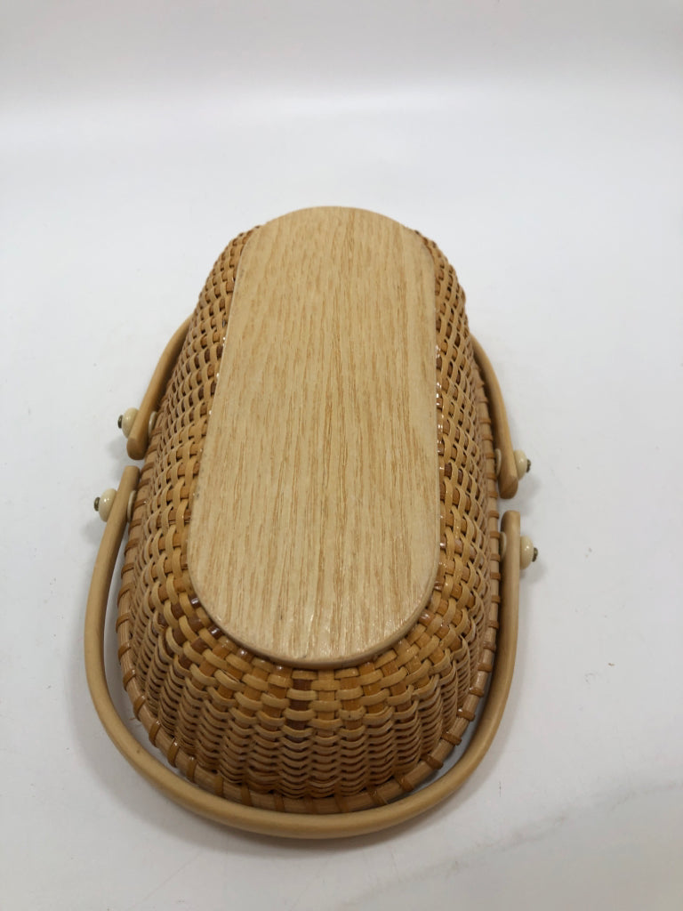 SMALL OVAL WOVEN BASKET W/TWO HANDLES.