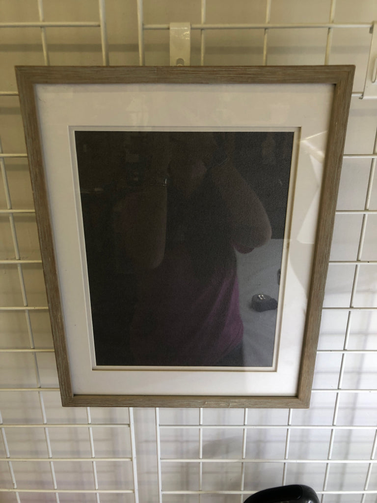 DISTRESSED FRAME W/ WHITE BACKGROUND PHOTO FRAME.