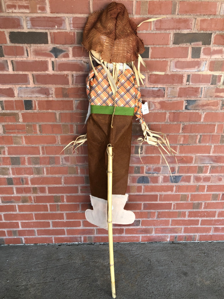 SCARECROW W/BROWN HAT YARD DECOR.