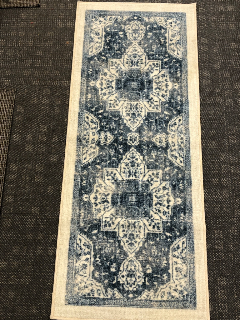 BLUE MEDALLION W/CREAM BORDER RUG.