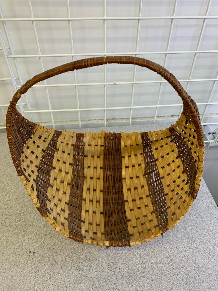 TWO TONE RAISED EDGE BASKET.