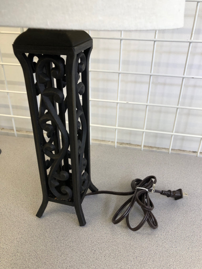 SCROLL METAL BASE LAMP W/TAN SHADE.