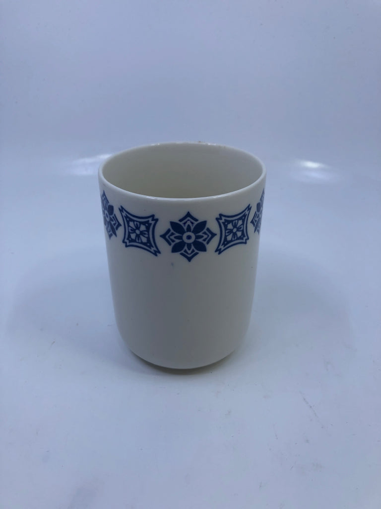 SMALL WHITE AND BLUE PATTERN PENCIL CUP.