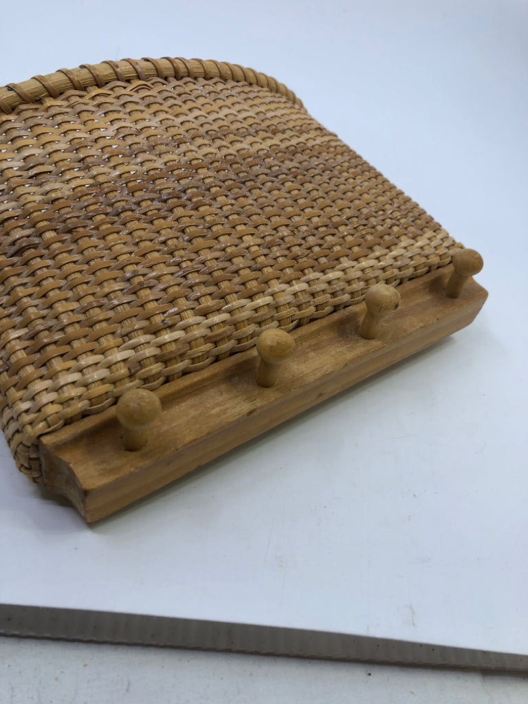 WICKER BASKET WALL HANGING WITH 4 SMALL HOOKS.