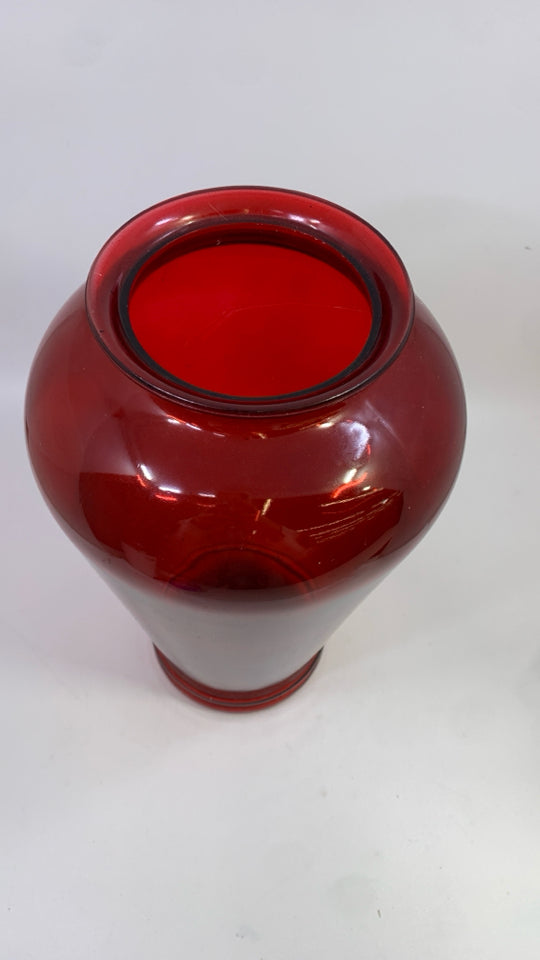 RED GLASS VASE.
