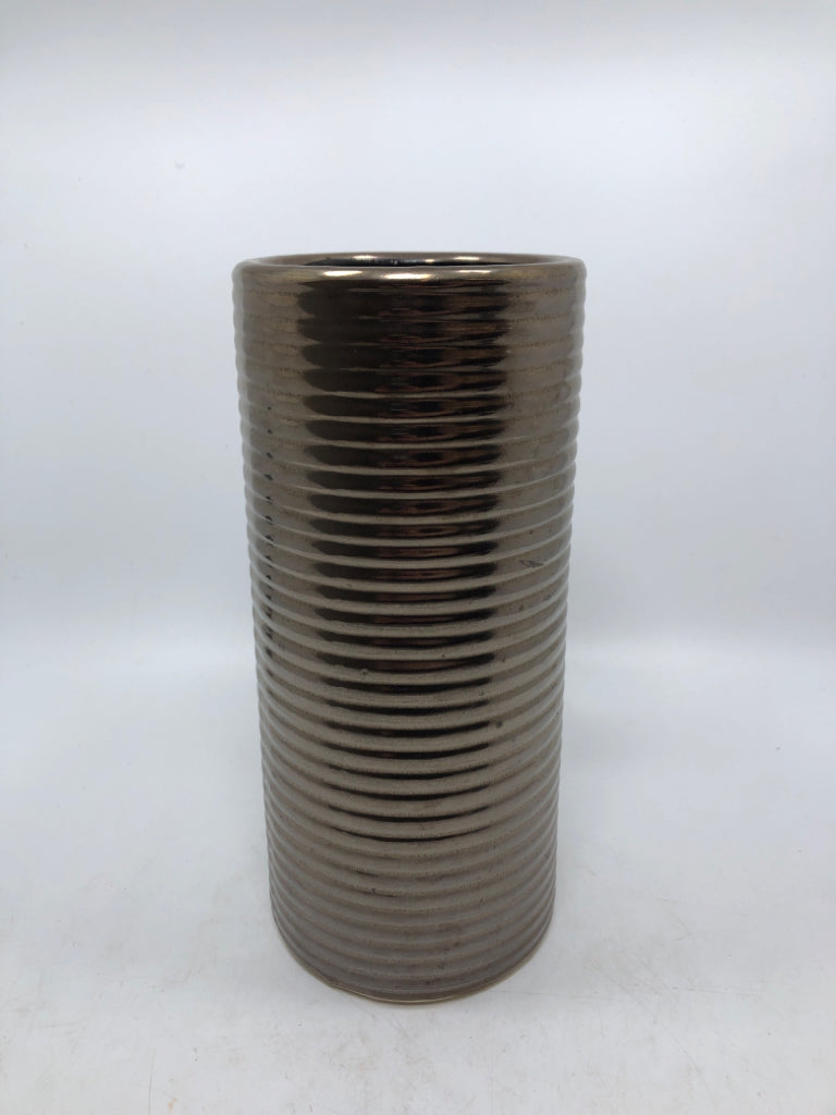METALLIC TEXTURED VASE.