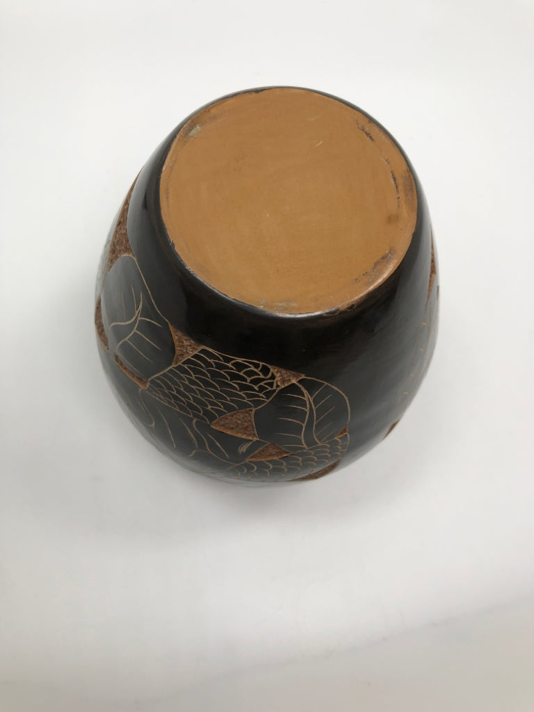 WOOD CARVED TURTLE VASE.