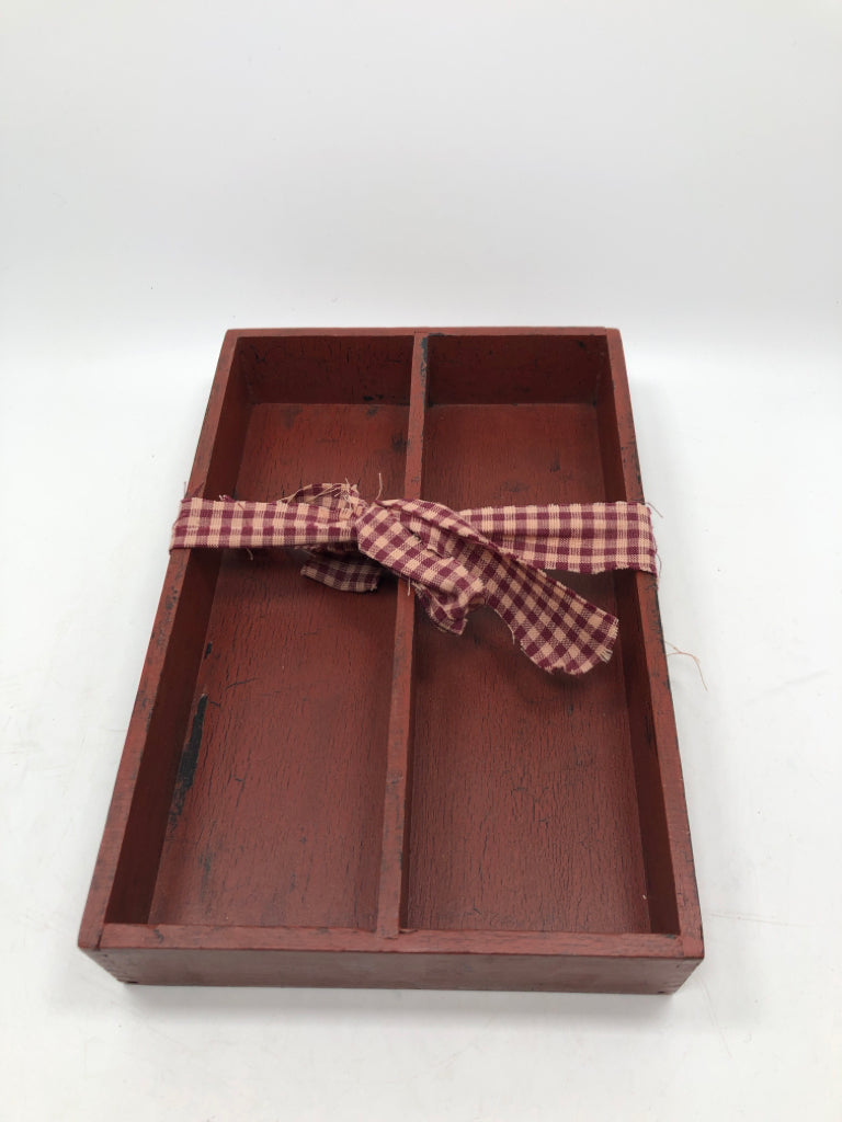 DISTRESSED RED TRAY W/RED PLAID BOW.