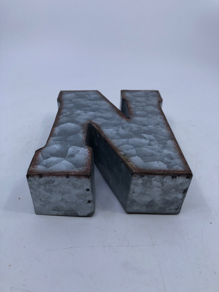 METAL "N" SHELF/WALL DECOR.