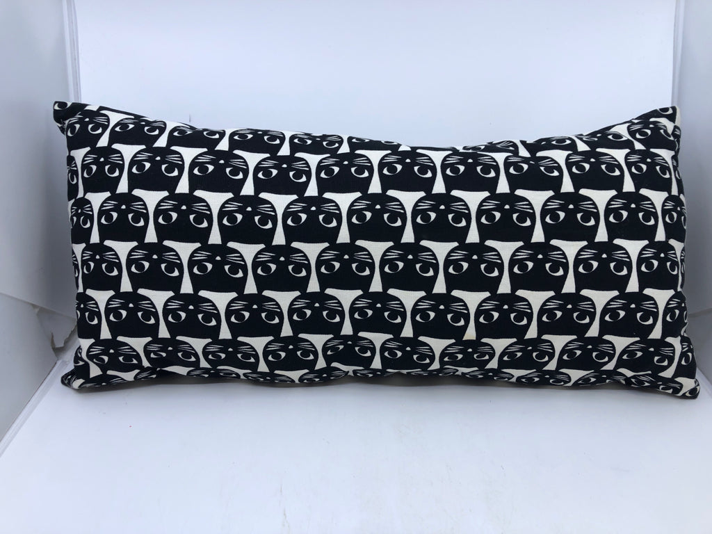 BLACK CAT FACES RECTANGLE PILLOW.