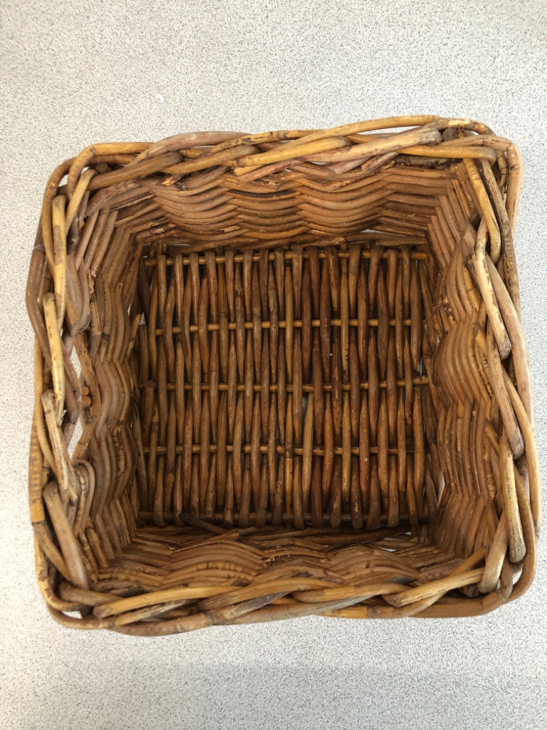 SM BROWN SQUARE WICKER BASKET.