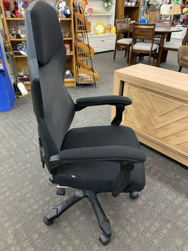 BLACK GAMER GEAR CHAIR WITH FOOT REST.