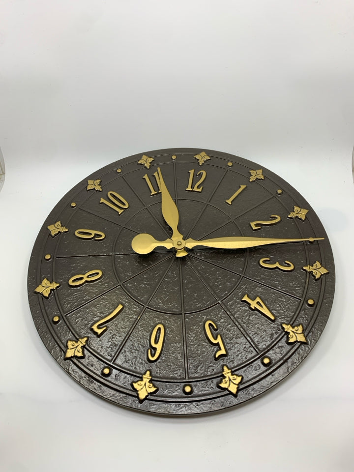 FRONTGATE BROWN METAL WALL CLOCK.