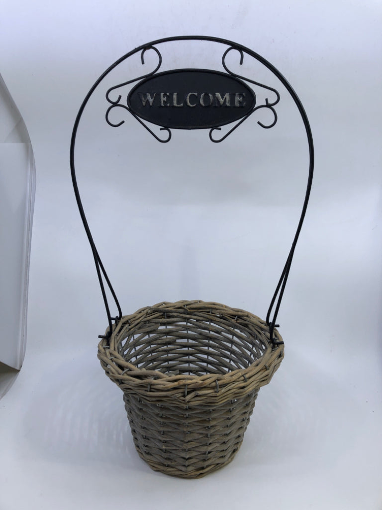 WELCOME WICKER BASKET W/METAL SIGN.
