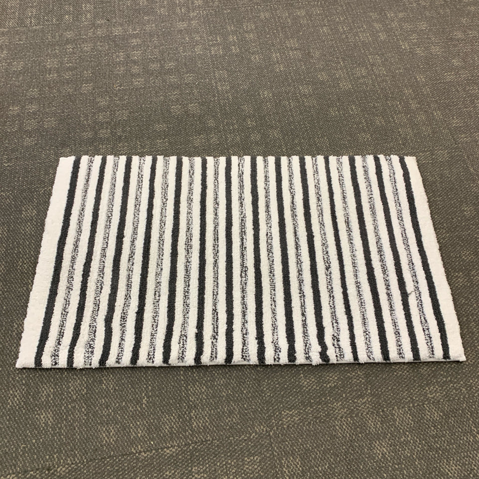 B&W STRIPE BATH MAT.