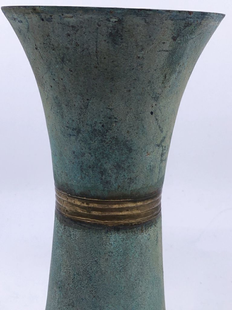 VTG BRASS METAL VASE.