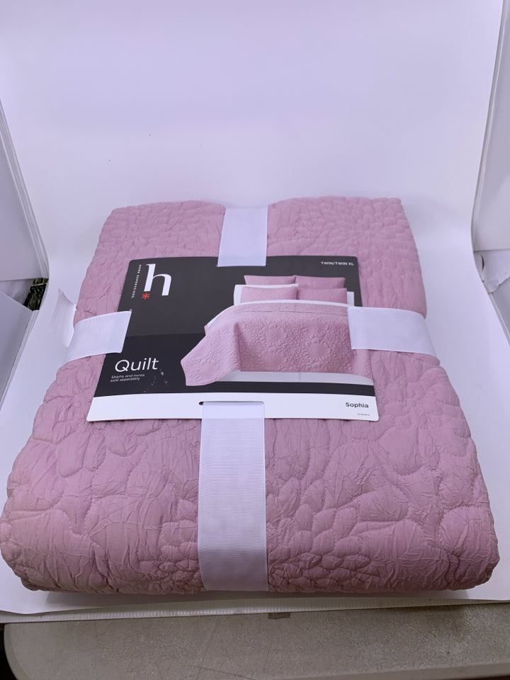 NIP LIGHT PURPLE SOPHIA QUILT BEDDING.