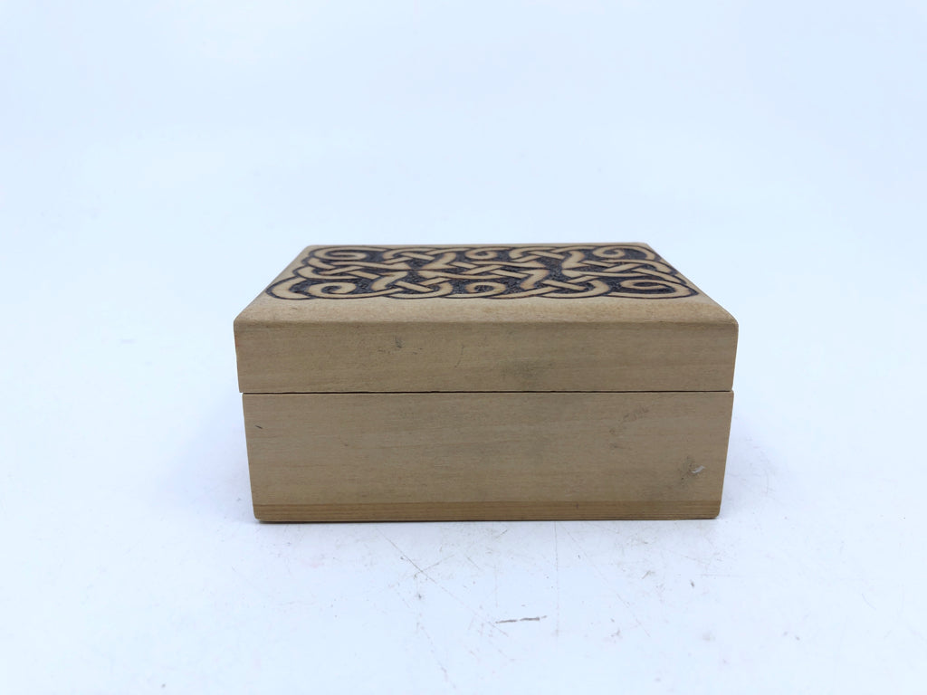 SMALL WOOD BOX W/ BURNED DESIGN.