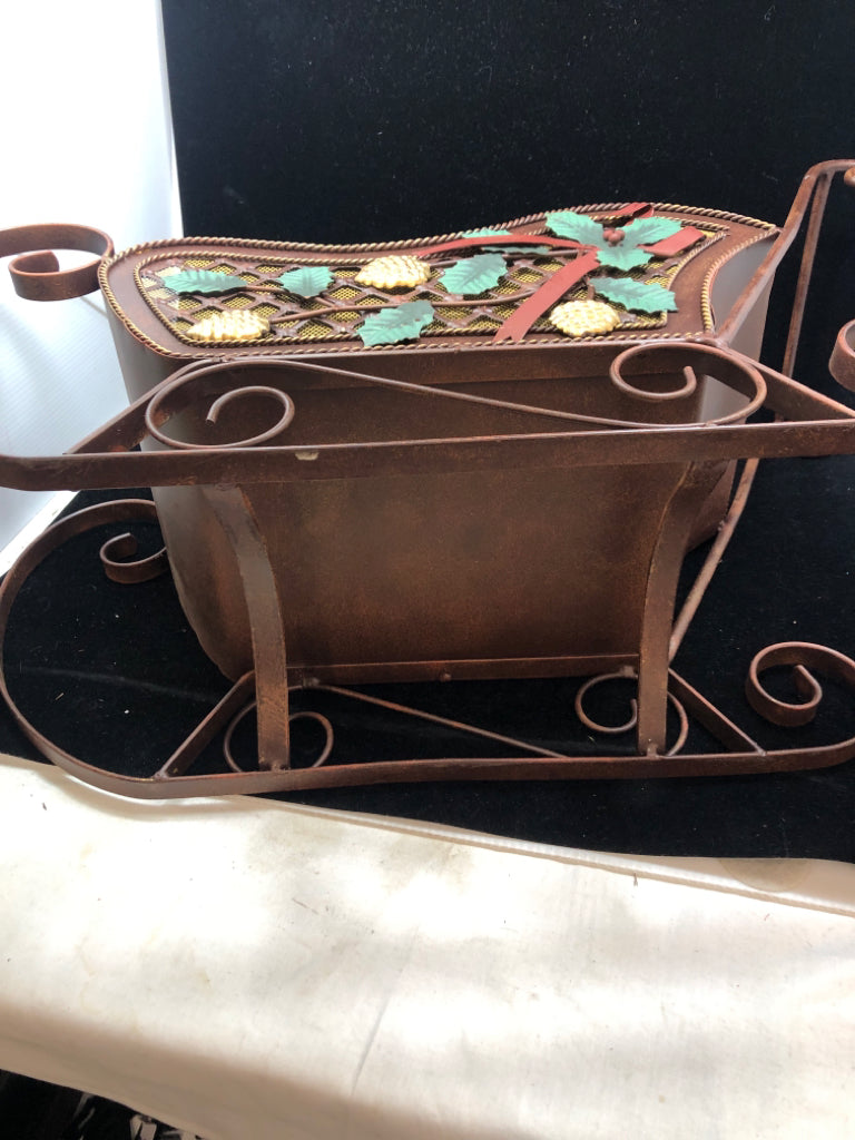 METAL WINTER DECORATED SLEIGH DECOR.