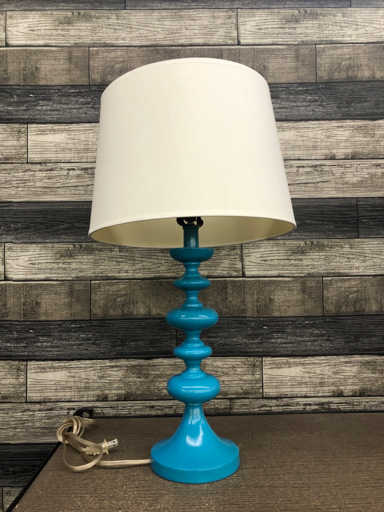 BLUE BUBBLE LAMP W/WHITE SHADE.