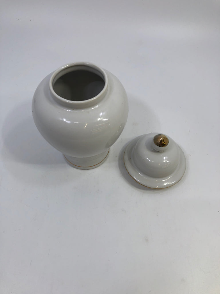 BOUQUET PAINTED FINE CHINA URN JAR W/LID.