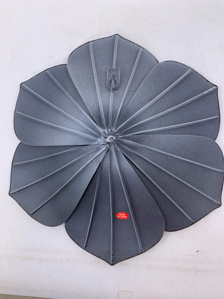 METAL FLOWER DISTRESSED EDGES.