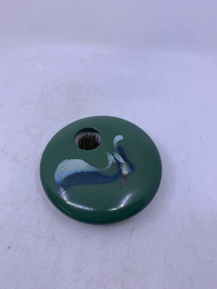 DARK GREEN CIRCLE POTTERY FLOWER FROG VASE W/ BLUE/WHITE DESIGNS.