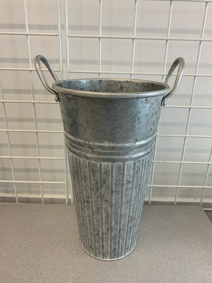 GALVANIZED METAL FLOWER BUCKET.