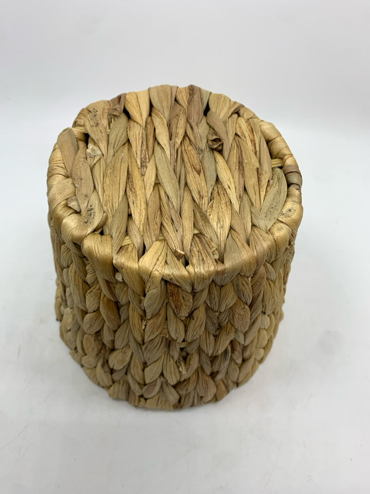 WOVEN PLANTER W/PLASTIC LINING.