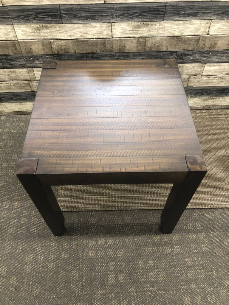 DARK BROWN WOOD SLAT STYLE END TABLE.