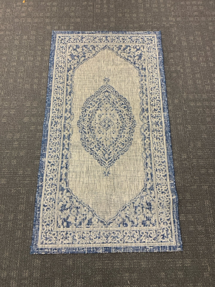 SAFAVIEH "COURTYARD" GREY BLUE PATTERNED BORDER W/ MEDAILION IN CENTER.