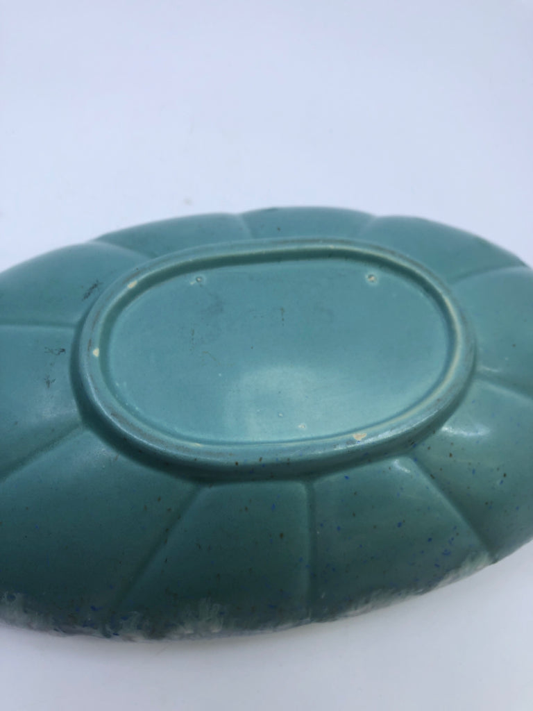 VTG OVAL TEAL PLANTER W/ WHITE DRIP.