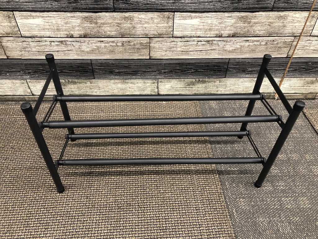 BLACK EXPANDABLE SHOE RACK.
