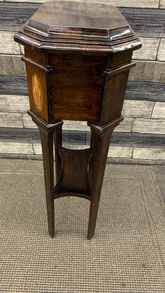 VTG OCTAGONAL SIDE TABLE W/DECORATIVE INLAY.
