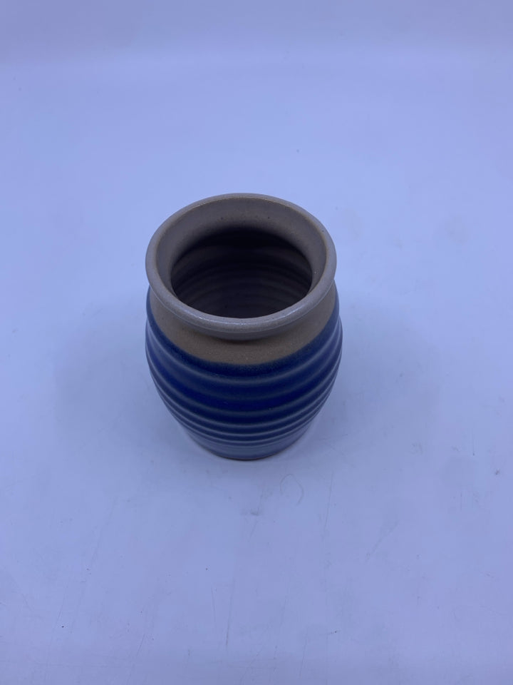 SMALL BLUE RIBBED POTTERY VASE.